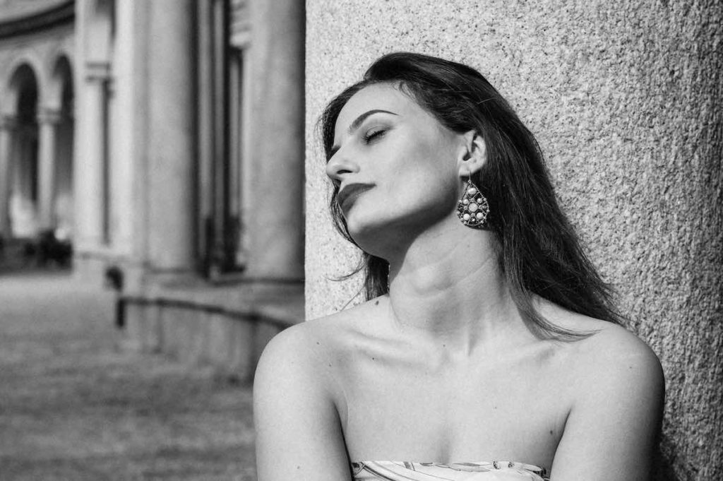 Ziio Shinju black and white foto with a model wearing earrings Shinju drop an exclusive jewelry collection from Ziio Italian luxury brand in Italy