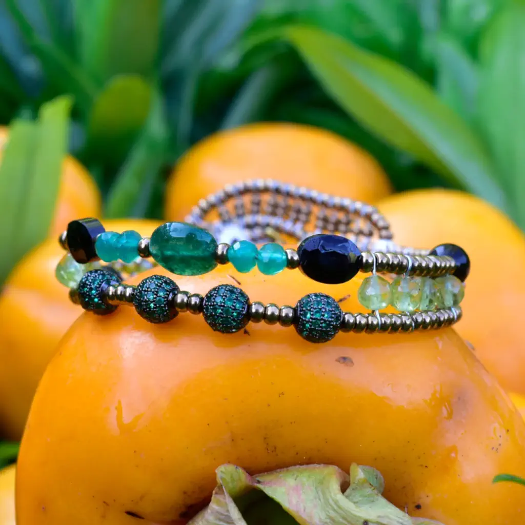 Ziio Jewels — Bracciale Maeve Small Green, cadrage carré, rythme de pierres vertes.