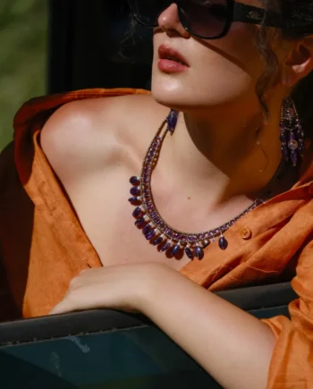 modella indossa la Collana DANCE Amethyst - Ziio Jewels