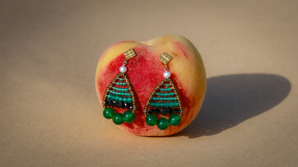 JARDIN Green earrings arranged on a peach