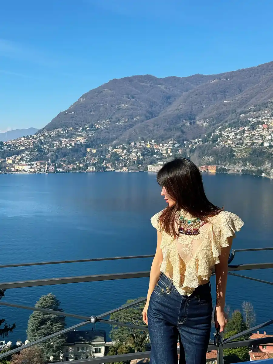 Jardin de Paradis necklace worn beside a lake