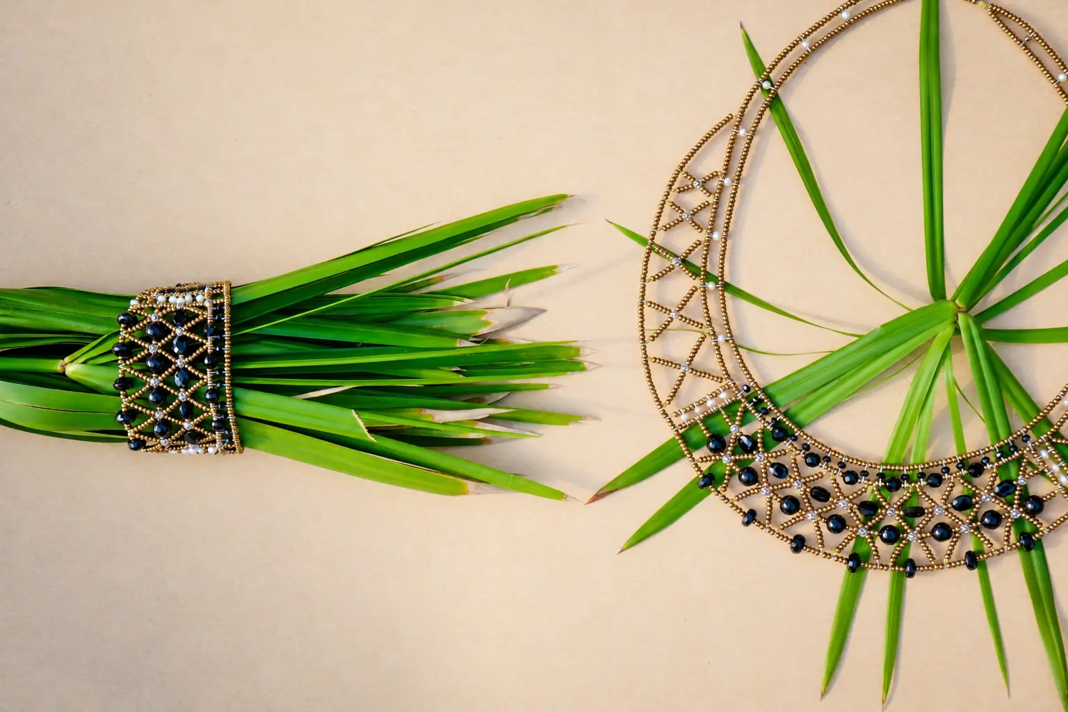 ESSENZA Black necklace and bracelet by Ziio with green leaves